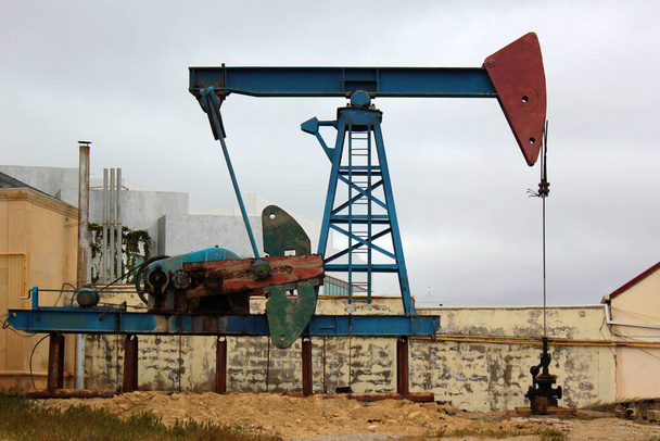 Old oil pump jack in Baku, Azerbaijan - Photo, Image