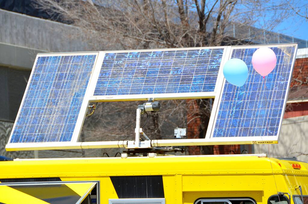 Fotowoltaiczne ogniwa słoneczne wykorzystują światło słoneczne jako źródło energii i wytwarzają prąd stały. Te są w Kolorado..  - Zdjęcie, obraz