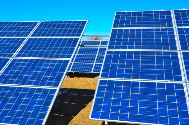 A fotovoltaikus napelemek napfényt használnak energiaforrásként, és egyenáramú áramot állítanak elő. Ezek Coloradóban vannak..  - Fotó, kép