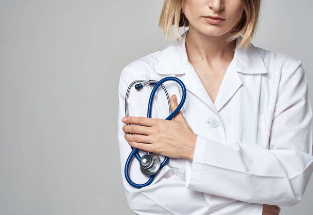 Médico profesional mujer con estetoscopio azul y bata médica blanca - Foto, Imagen