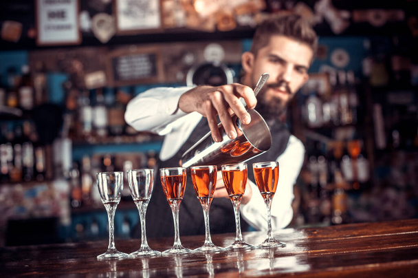 Focused barman dimostra le sue abilità dietro il bancone dietro il bancone - Foto, immagini