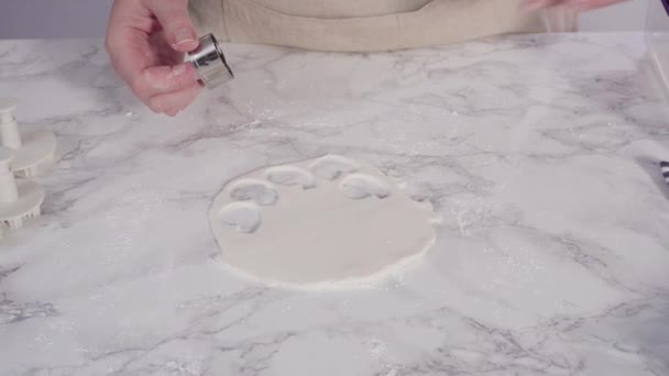 Chocolade in de vorm van kleine sneeuwvlokjes op een bakplaat. - Video