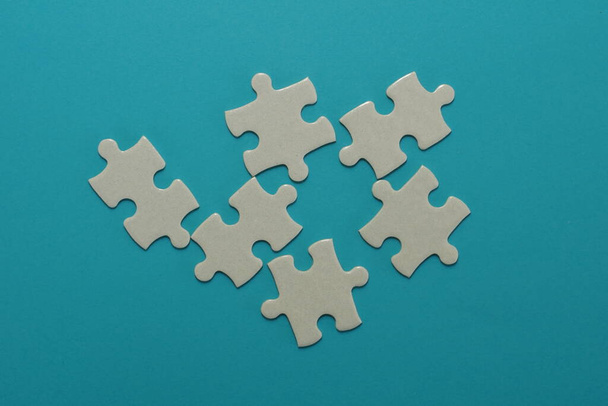 pièces de puzzle blanc sur fond bleu - Photo, image