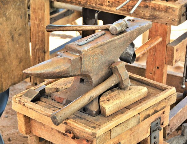 Enclume et marteaux en métal lourd sont les principaux outils d'un forgeron.  - Photo, image