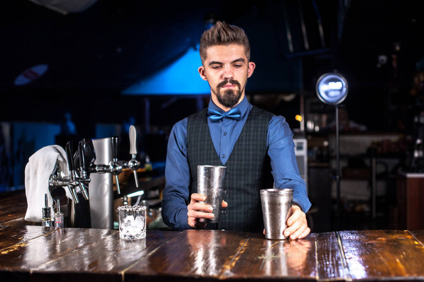 Barman crea un cocktail sulla porterhouse - Foto, immagini