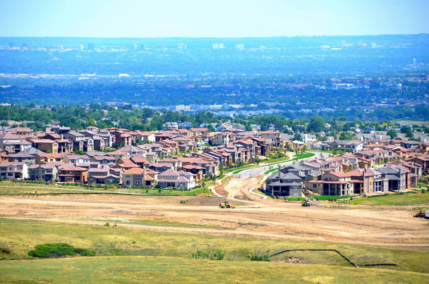 La dispersione urbana è fin troppo comune al di fuori della maggior parte delle città americane e sta peggiorando. Questo e 'in Colorado..  - Foto, immagini