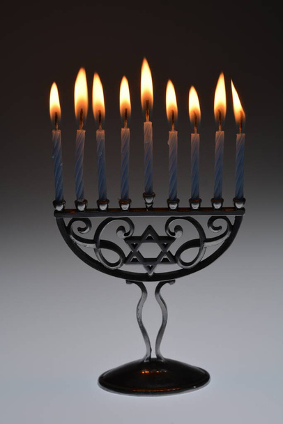 Żydowski świecznik z zapalonymi świecami są częścią żydowskich tradycyjnych uroczystości.  - Zdjęcie, obraz