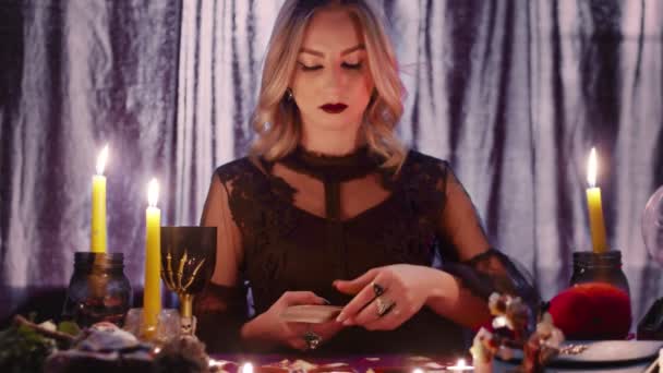 Tarot kártyák szeánsz fekete mágia jövő prófécia misztikus szertartás orákulum médium pszichikai ezoterikus Halloween paranormális - Felvétel, videó