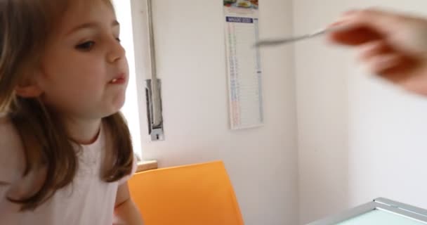 キッチンの女の子と面白い顔とイチゴケーキ - 映像、動画