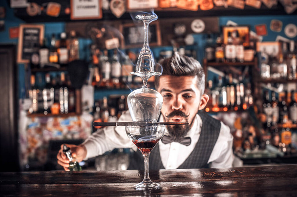 Barista mescola un cocktail sulla alehouse - Foto, immagini
