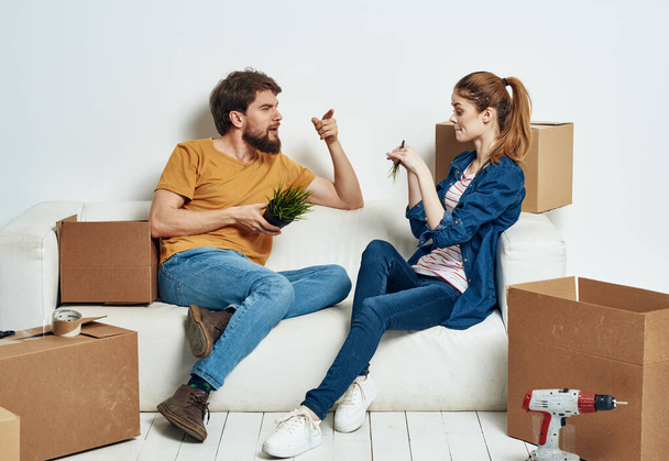 Весела молода пара в квартирних коробках з речами, що рухаються
  - Фото, зображення