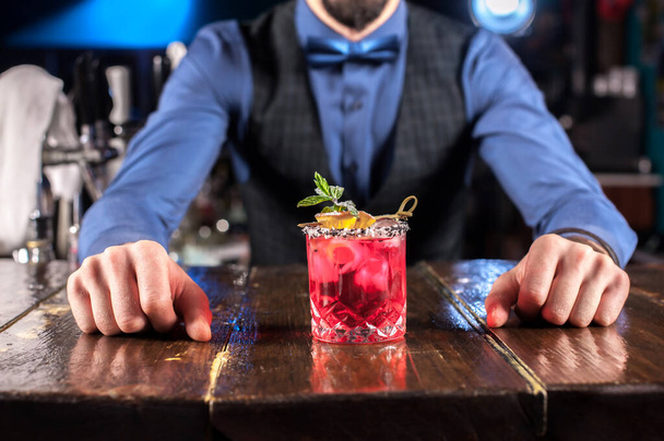 Barman mescola un cocktail al pub - Foto, immagini