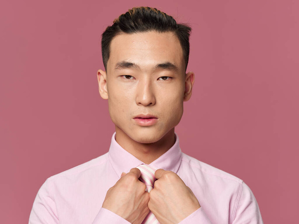Carino uomo camicia con cravatta da vicino sfondo rosa vista ritagliata - Foto, immagini