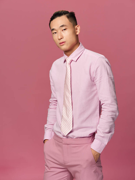 homem asiático aparência terno auto confiança estúdio rosa isolado fundo - Foto, Imagem