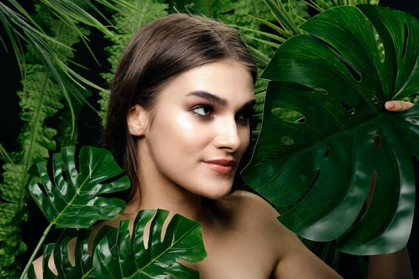 肩の緑の葉を持つ女性ジャングル明るい  - 写真・画像