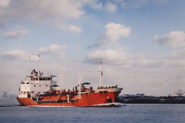 Konteyner Kargo gemisinin lojistik ve taşımacılığı. - Fotoğraf, Görsel