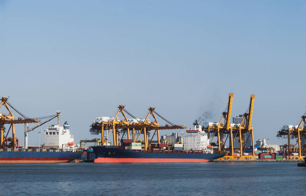 Konteyner Kargo gemisinin lojistik ve taşımacılığı. - Fotoğraf, Görsel