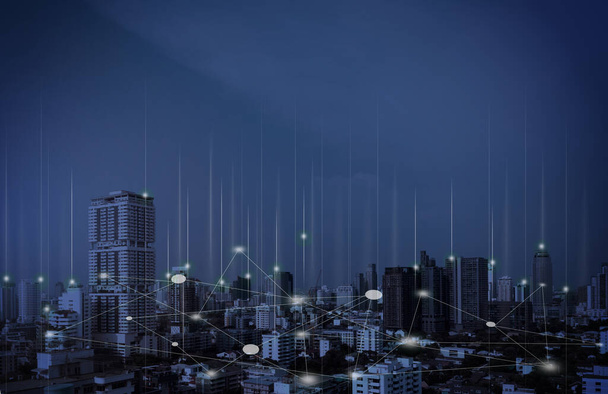 Město s konceptem bezdrátového připojení k síti, abstraktní koncept komunikační technologie . - Fotografie, Obrázek