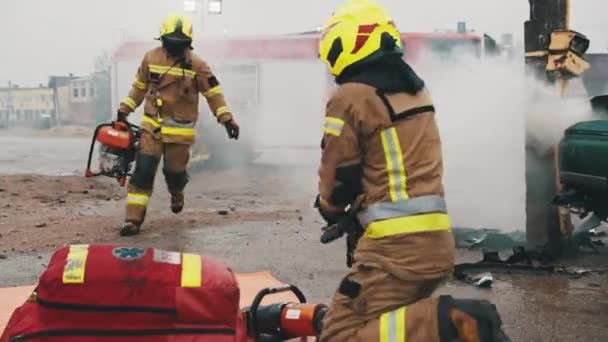 tűzoltók az autóbaleseti helyszínen - Felvétel, videó