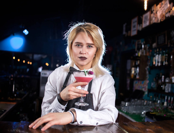 Дівчина бармен створює коктейль в алеї
 - Фото, зображення