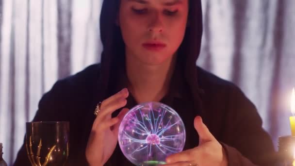 Close-up van mannelijke waarzegster uitvoeren van ritueel met kristallen bol voorspellen toekomst - Video