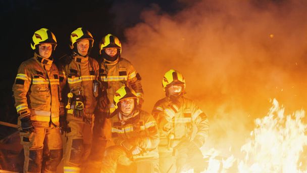 Bomberos frente a la casa en llamas cubierta de humo - Foto, Imagen