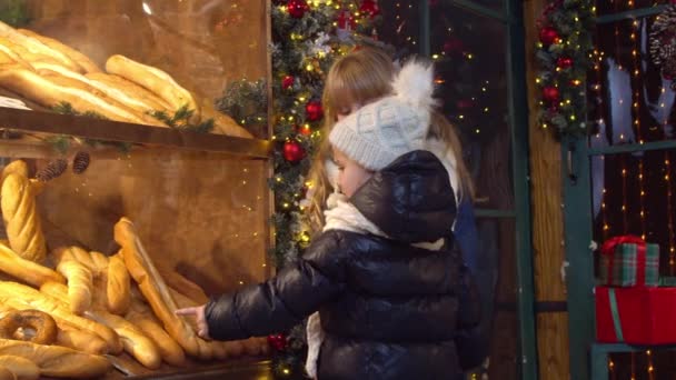 Bambini che scelgono il pane in panetteria in sera - Filmati, video