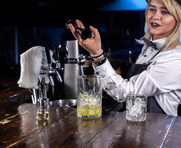 Tapasztalt nő csapos meglepi a ügyességi bár látogatóit a bár mögött - Fotó, kép