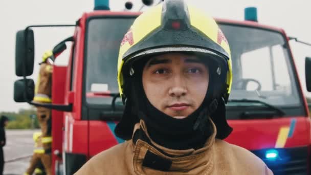 消防士の肖像画は救助の準備ができて完全な制服で撮影しました。スローモーション - 映像、動画