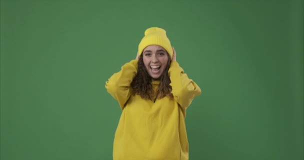 Femme riant sur fond vert - Séquence, vidéo