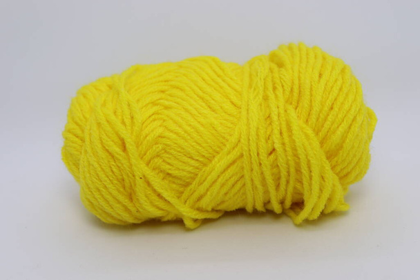 hilo de color amarillo primer plano sobre fondo blanco - Foto, imagen