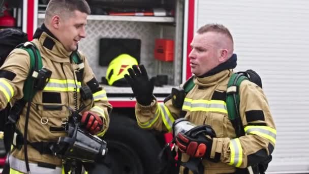 Dois bombeiros apertando as mãos após a broca de incêndio bem sucedida - Filmagem, Vídeo