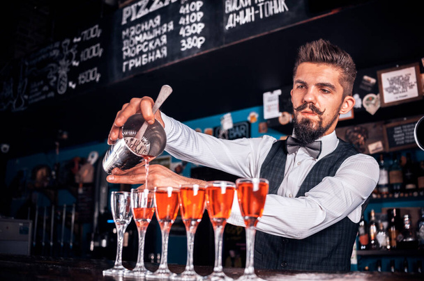 Confident barman surprises with its skill bar visitors at the night club - Foto, Imagem