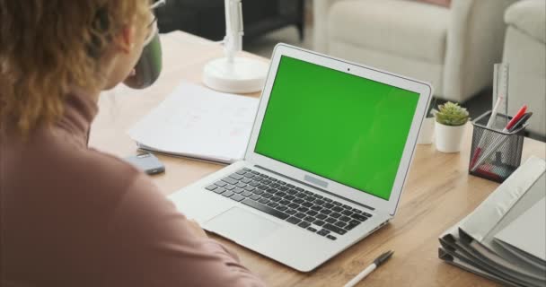 Mujer usando el ordenador portátil con pantalla verde - Metraje, vídeo