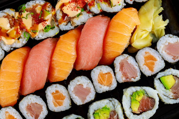 Set de rollos de sushi fresco saludable con jengibre de cerca. Comida japonesa. Vista superior. - Foto, Imagen