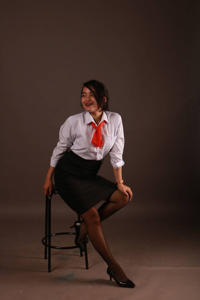 Mooie sexy aziatische vrouw business office stijl mode kleding.  - Foto, afbeelding
