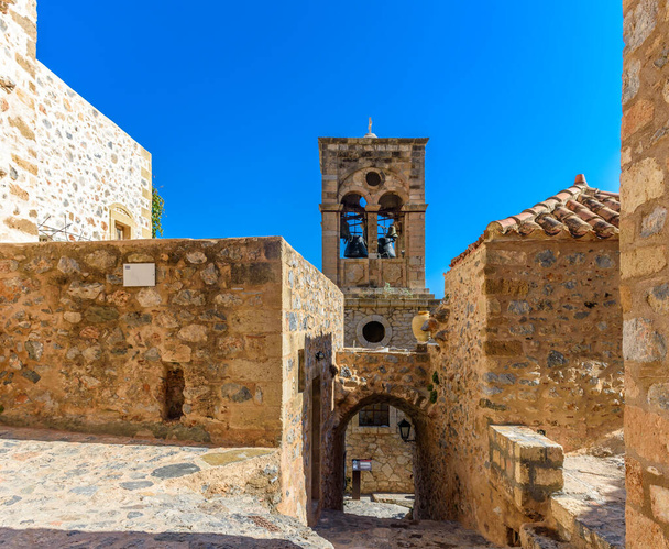 Perinteinen arkkitehtuuri kellotorni Elcomenos Christos pääaukiolla keskiaikaisen linnan Monemvasia, Lakonia, Peloponnese, Kreikka - Valokuva, kuva