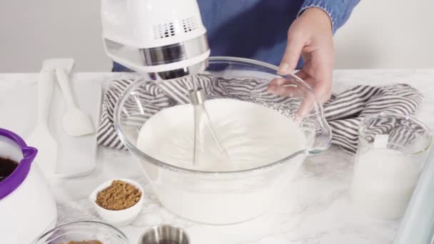 mujer preparando crema en la cocina - Metraje, vídeo