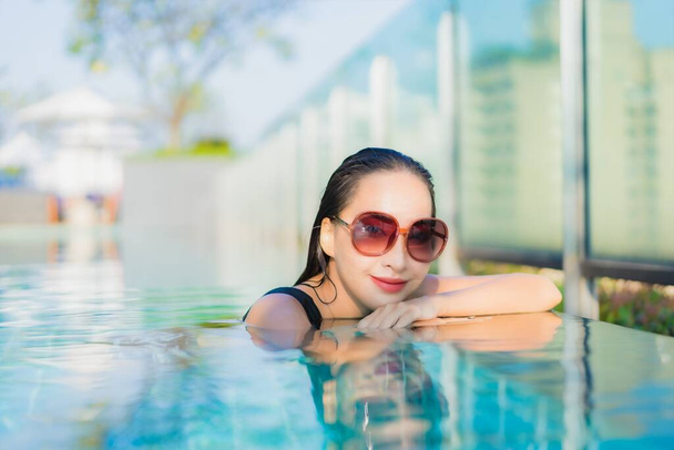 Portret piękna młoda azjatycka kobieta relaks uśmiech wokół odkrytego basenu w ośrodku hotelowym - Zdjęcie, obraz
