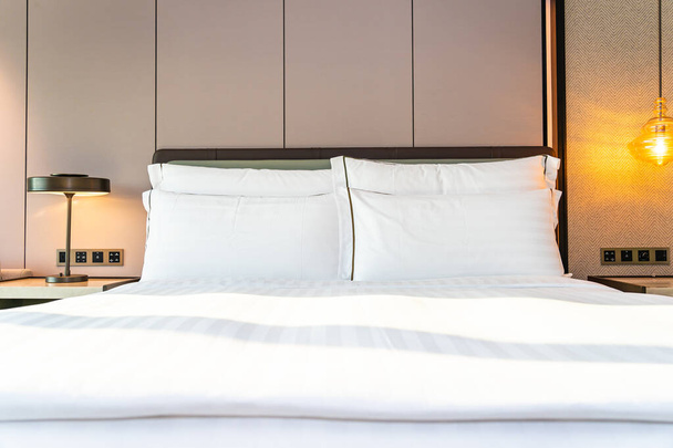 寝室のインテリアのベッドの装飾に白い快適な枕と毛布 - 写真・画像