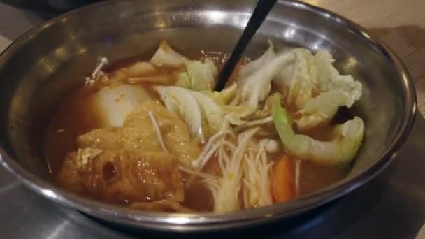 Gesloten van shot kokende soep in een shabu-shabu of stoomboot kom - Video