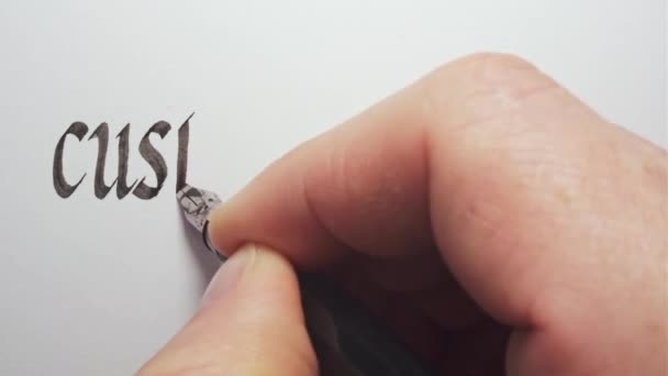 Klantenverhalen. Handschrift met een pen. Kalligrafie close-up. - Video