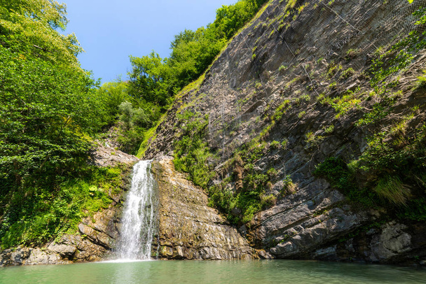 Горный пейзаж водопада. Место для отдыха и общения с природой. - Фото, изображение