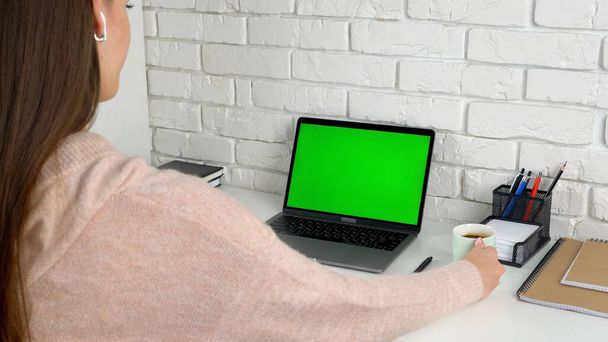 computer portatile schermo verde, studente donna in studio a casa online, istruzione a distanza - Foto, immagini