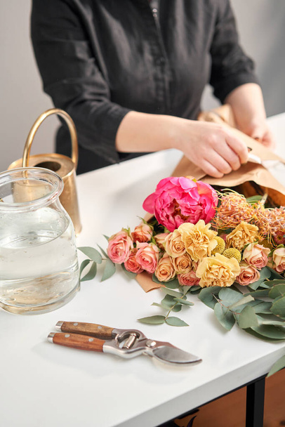 花束011 、花瓶に花のステップバイステップのインストール。花の束は、家庭用に設定します。装飾家のための新鮮な切り花。ヨーロッパの花屋だ。新鮮な切り花を配達する. - 写真・画像