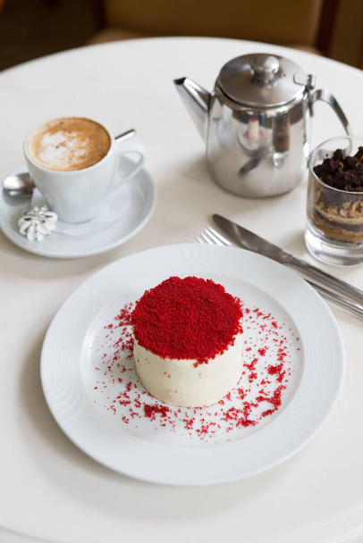 Red velvet cake served for coffee on a cafe table - Foto, immagini