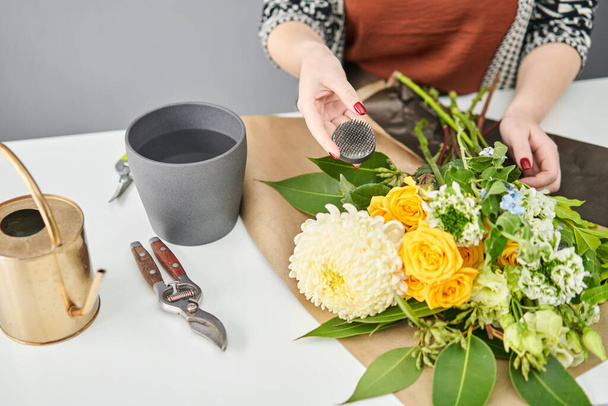 Bouquet 012. step by step installation of flowers in a vase. Flowers bunch, set for home. Fresh cut flowers for decoration home. European floral shop. Delivery fresh cut flower. - Foto, imagen