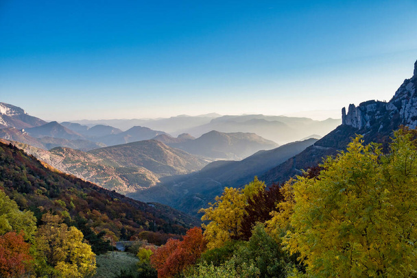 Fransız kırsalında. Albay de Rousset. Vercors 'un tepelerinin panoramik manzarası, Marly Hills ve vadi Val de Drome, Fransa - Fotoğraf, Görsel