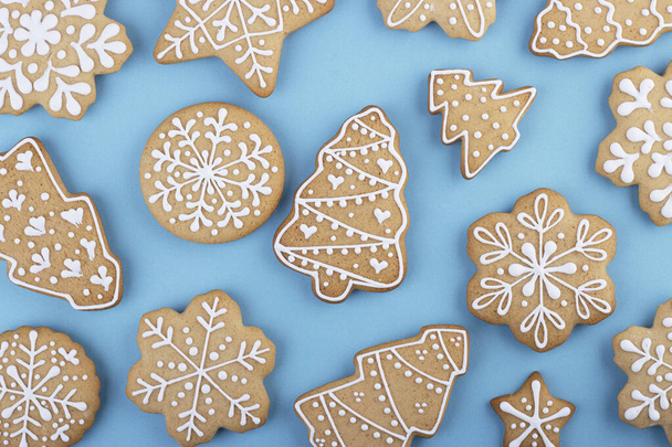 gingerbread Christmas tree and snowflake on a blue background. gingerbread for Christmas - Foto, immagini