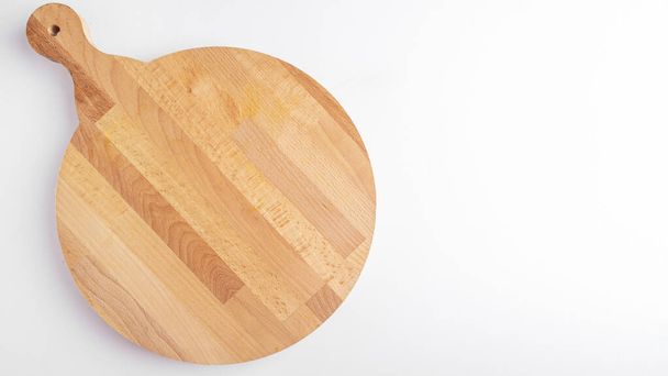 Horní pohled na prázdnou kulatou pizzu kance bílého. Dřevěná pizza deska s kopírovacím prostorem - Fotografie, Obrázek